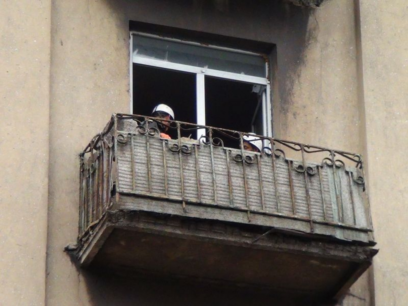 В Сахалинской области рухнул балкон с двумя женщинами